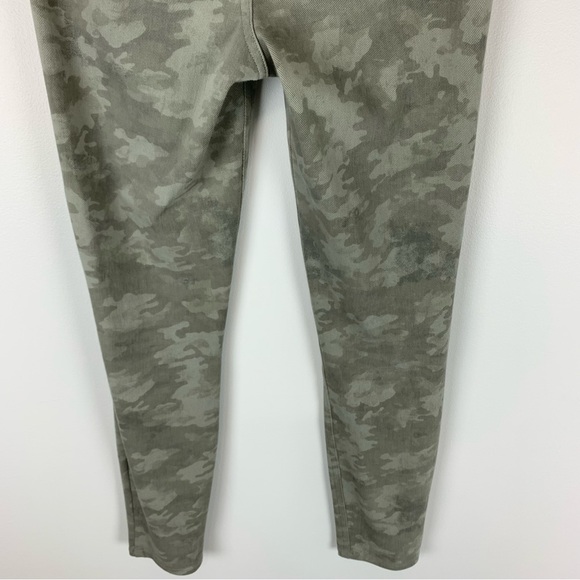 Spanx Jeanish Green Camo Pull On Legging Pants Size Small - Picture 8 of 13